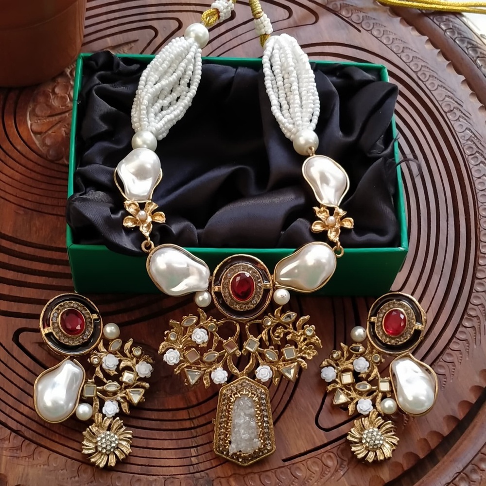 Elegant Gold and Pearl Necklace Set